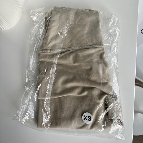 BNWT SET ACTIVE Luxform Leggings in Dune (XS) - Picture 2 of 3